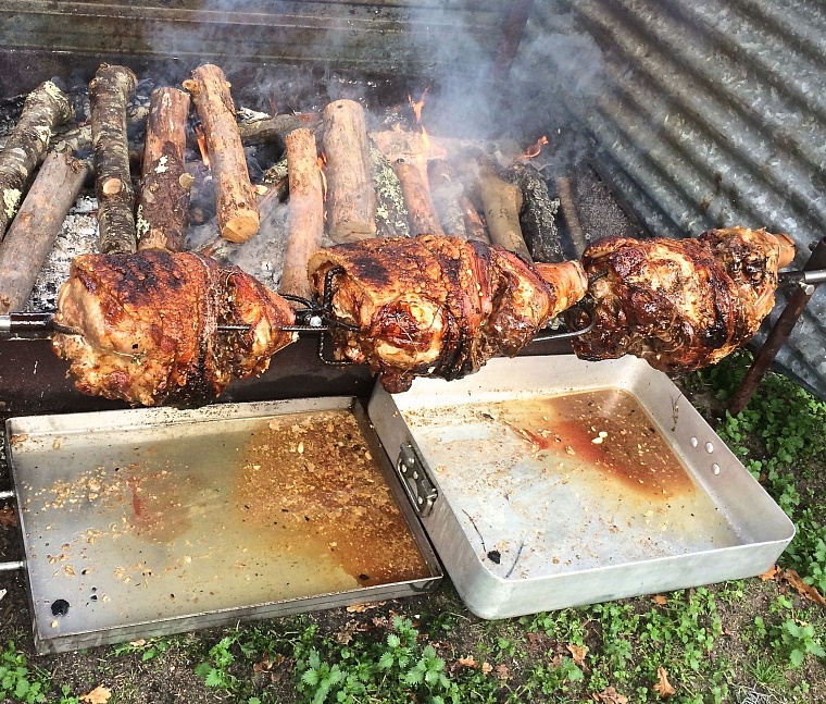 Spanferkel am offenen Feuer